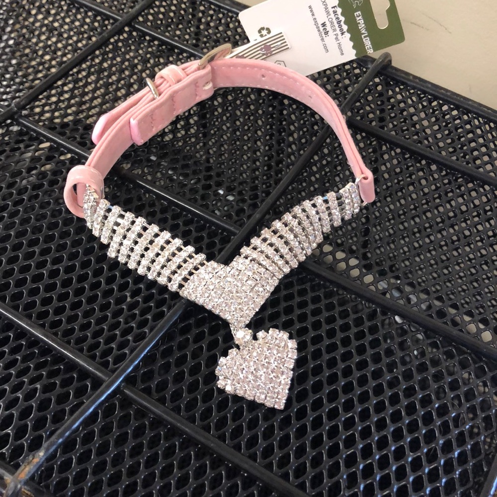 Queen of Jewels faux pink collar